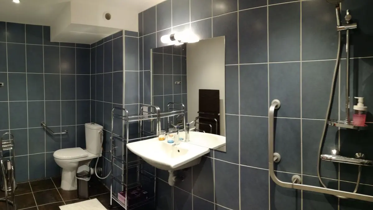 Rez-de-chaussée : salle de bain 01, adaptée PMR