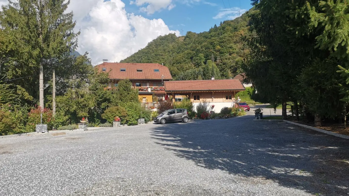 Grand parking commun aux gîtes des Fermes des Marie