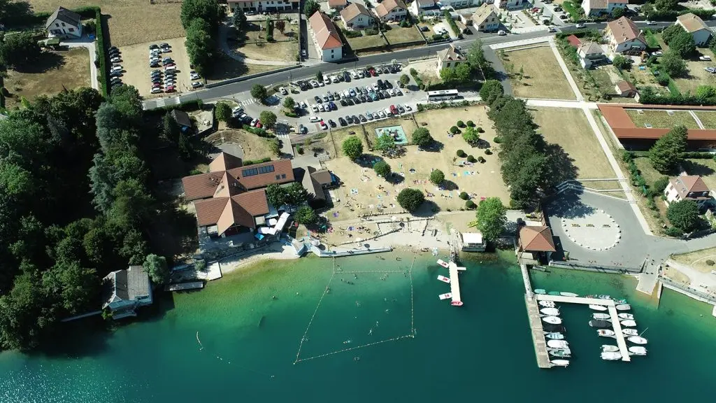 Vue aérienne de la plage et ses embarcations à louer