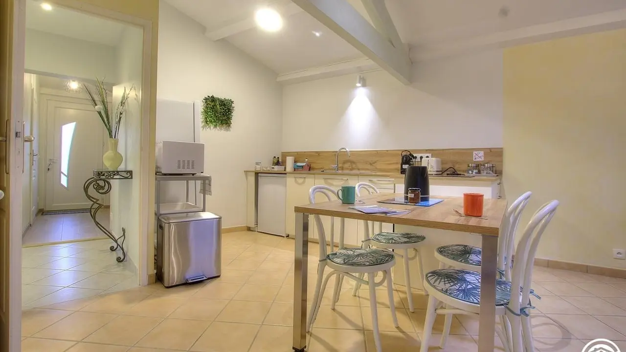 Ce gîte peut accueillir maximum 4 personnes. Une grande pièce de vie avec belle hauteur sous plafond.