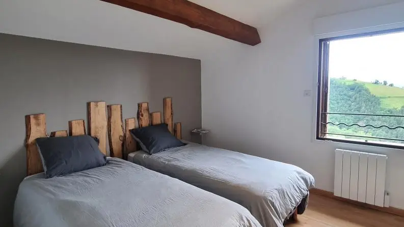 Chambre 2 : 2 lits 90 pouvant être jumelés en lit 180.