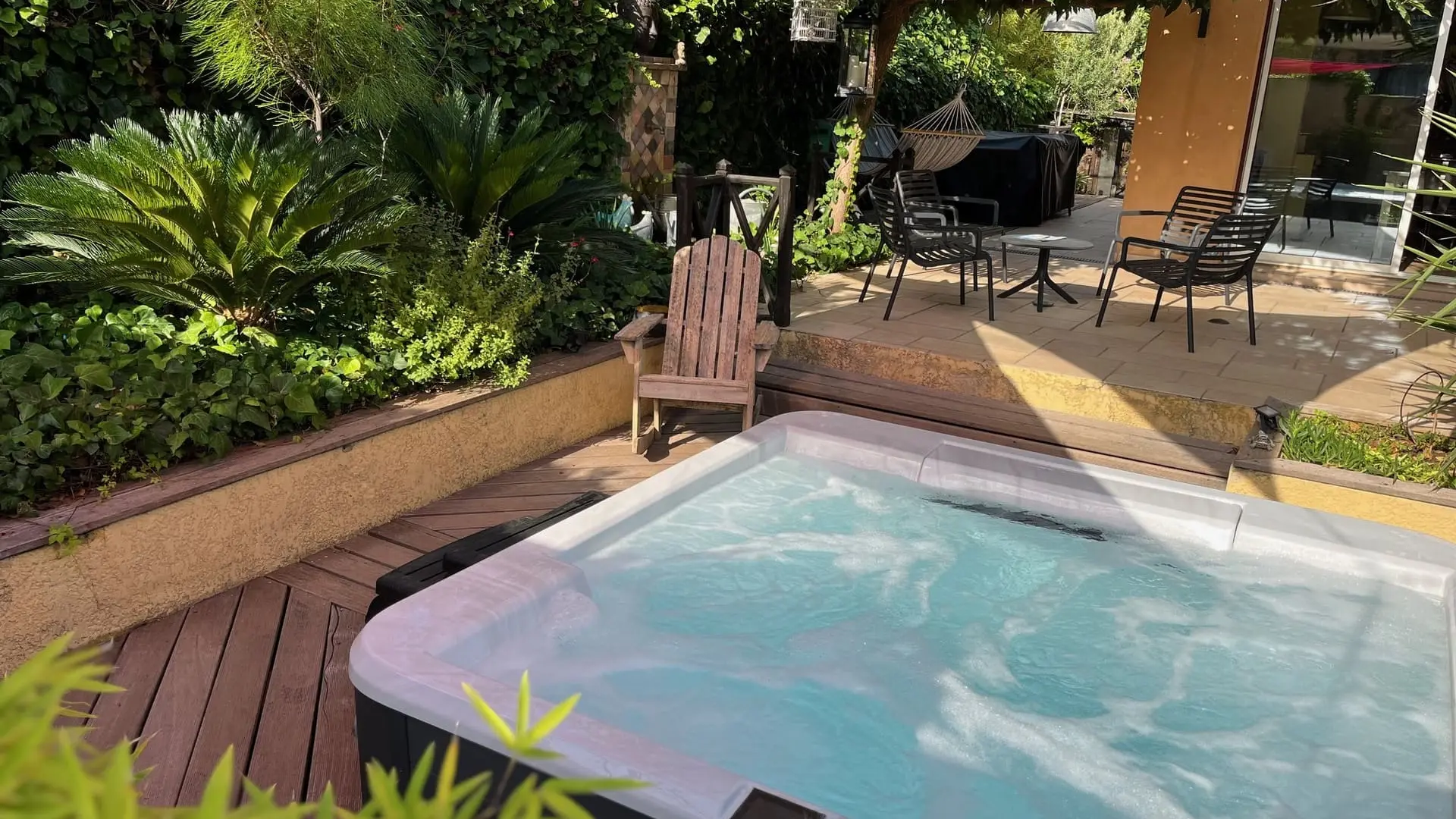 SPAS pour la détente dans un coin de la Propriété