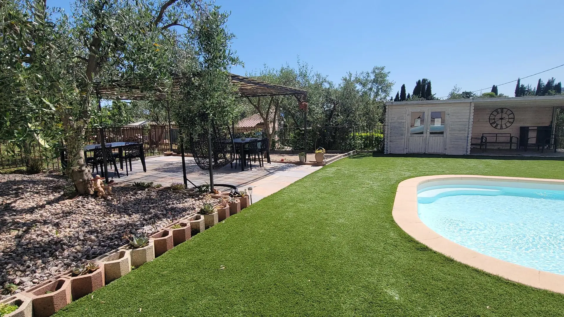 Piscine et espaces extérieurs communs aux deux Gîtes de la Bastide Centifolia à Grasse - Gîtes de France Alpes-Maritimes