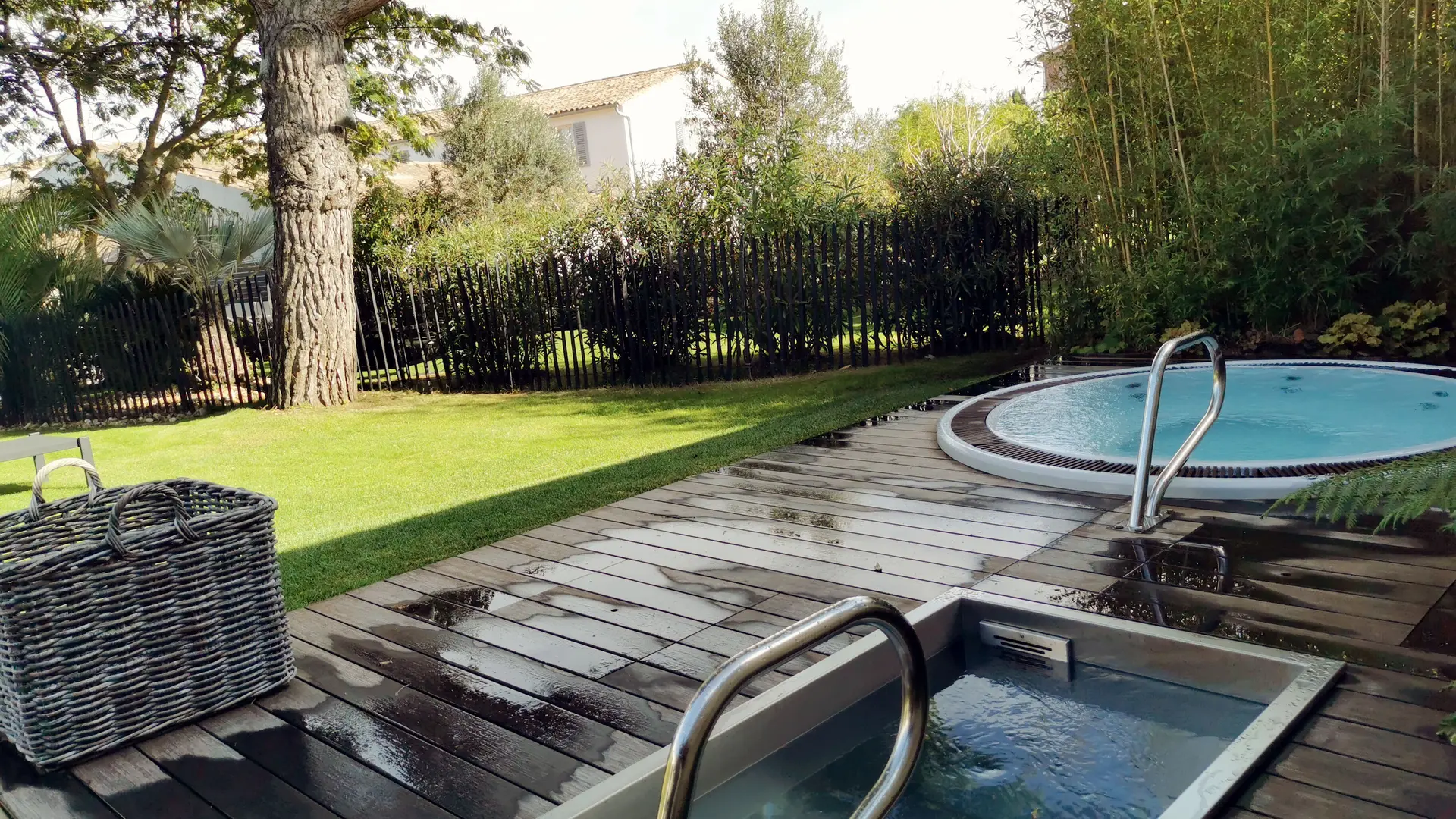 Outdoor frigidarium and jacuzzi