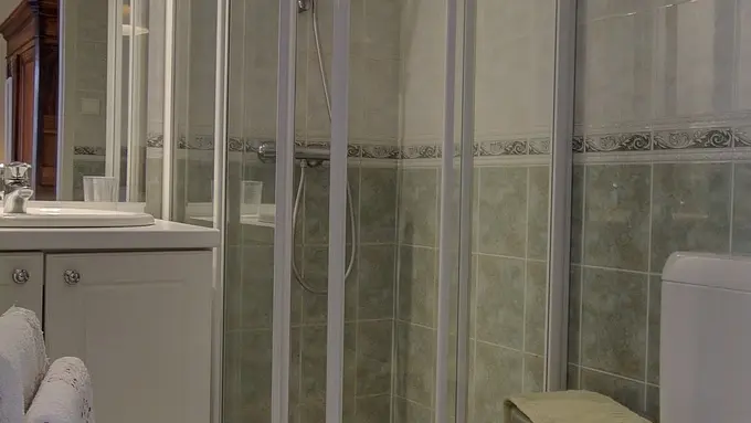 Salle d'eau avec WC intégré.