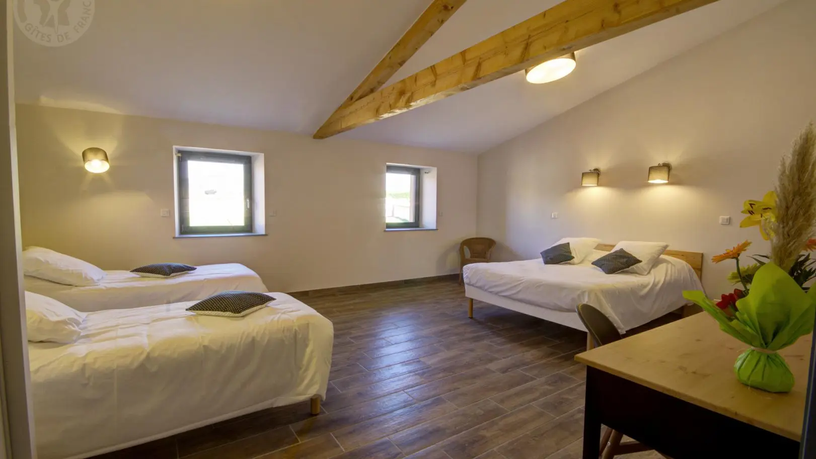 Chambre La Soie : 2 lits 90 et 1 lit 140. Sanitaires complets et privatifs.