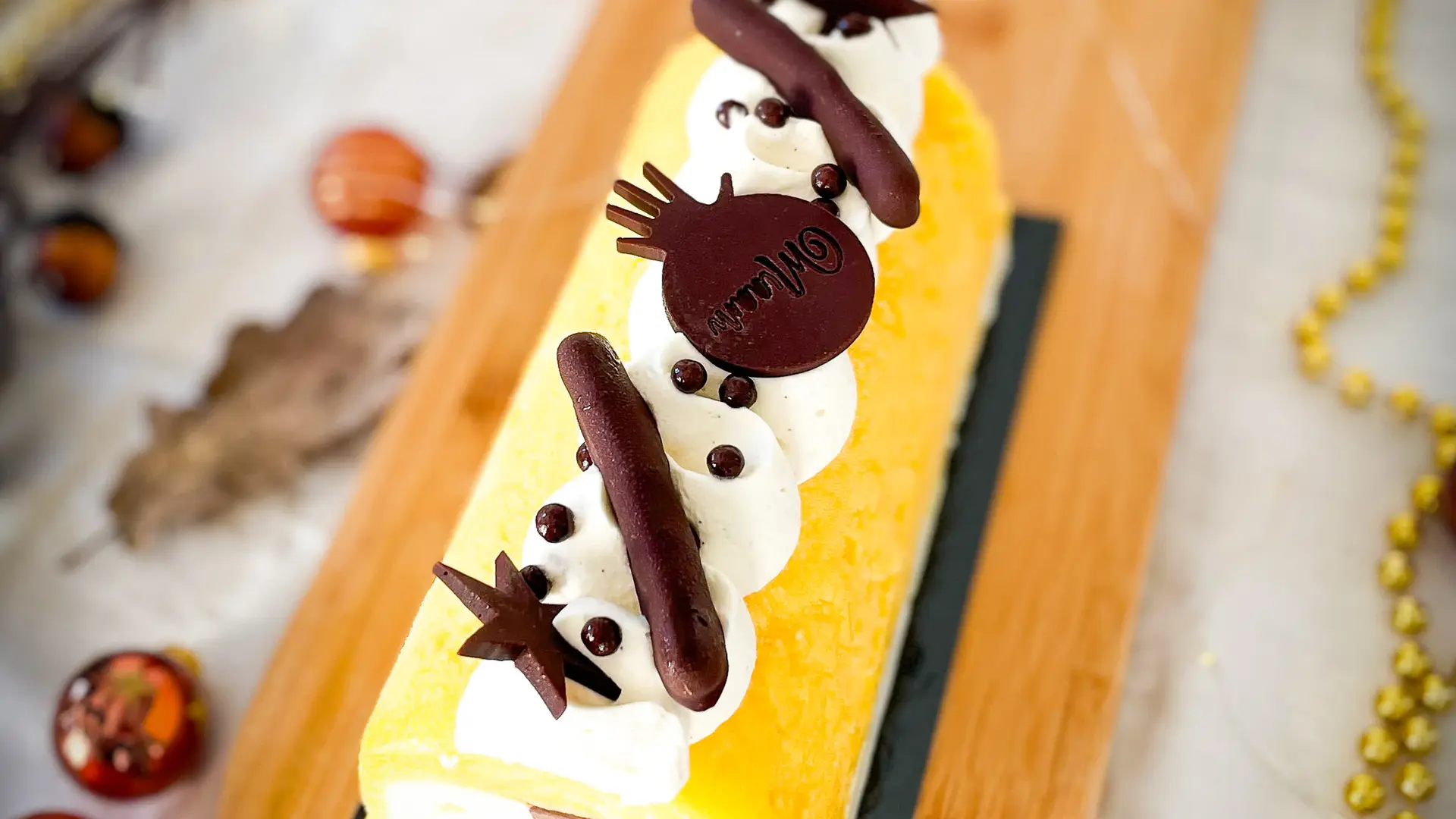 Une bûche glacée mangue-vanille fraîche et ensoleillée, agrémentée d’un décor chocolaté pour un dessert festif unique.