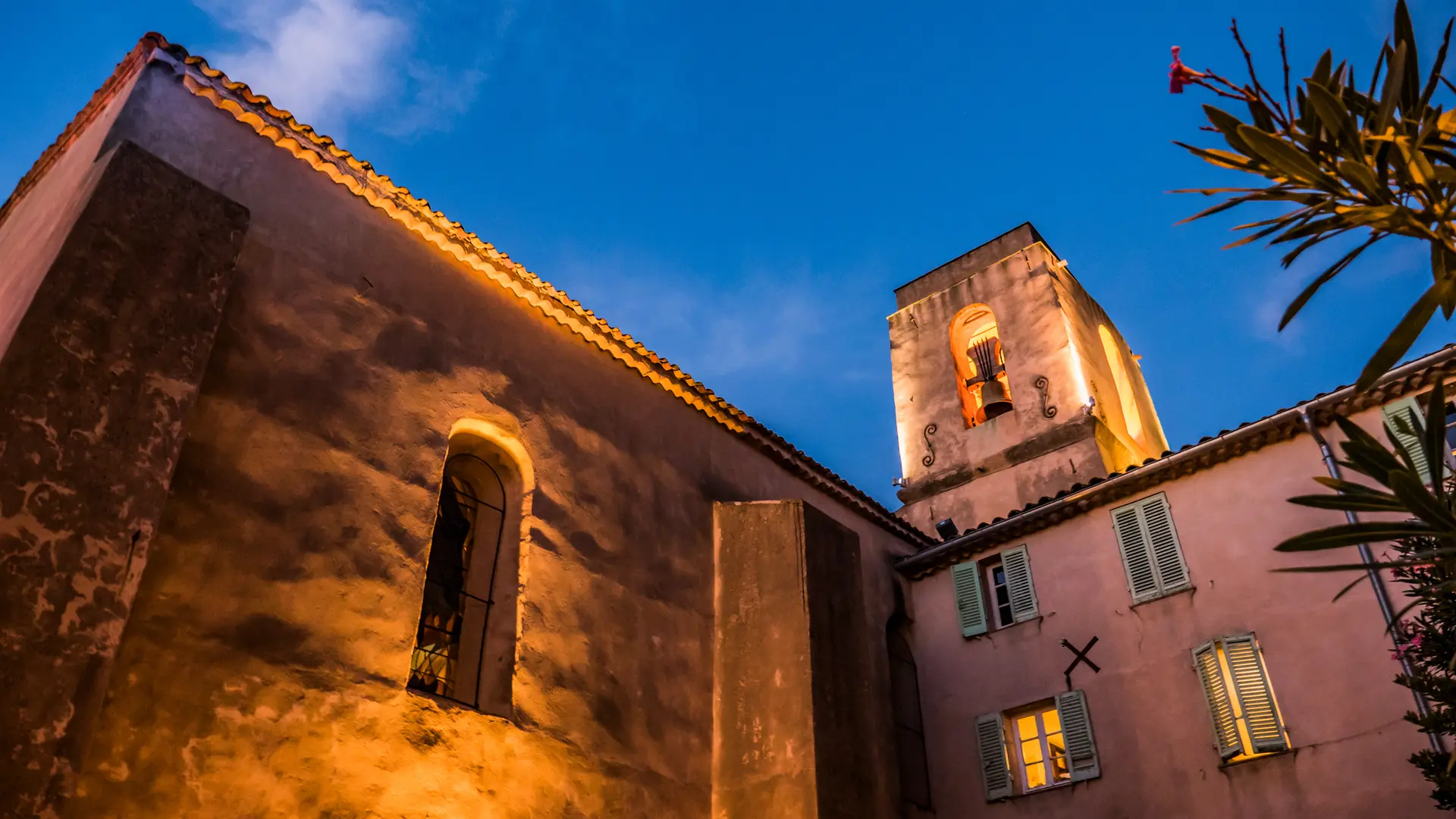 Eglise de Gassin la nuit - https://gassin.eu