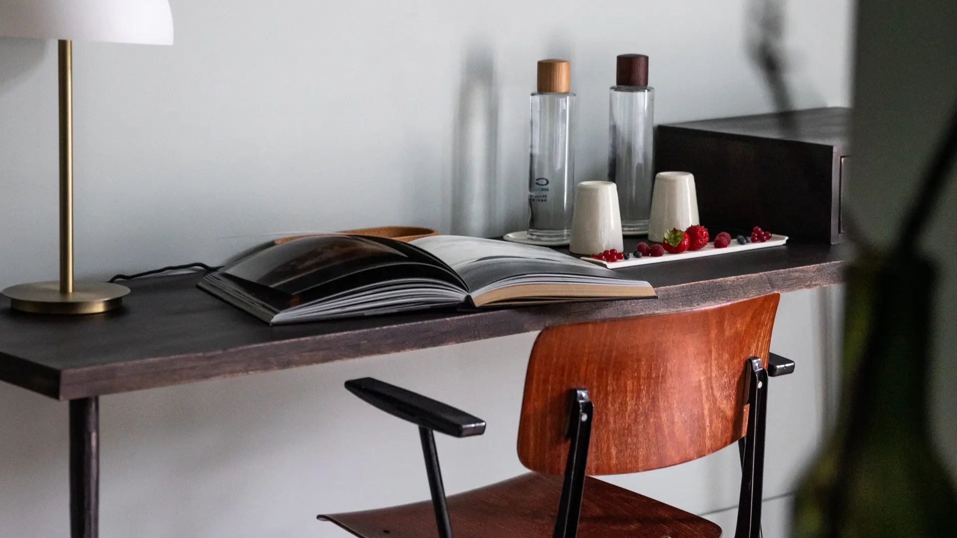 Vue d'un bureau avec une chaise