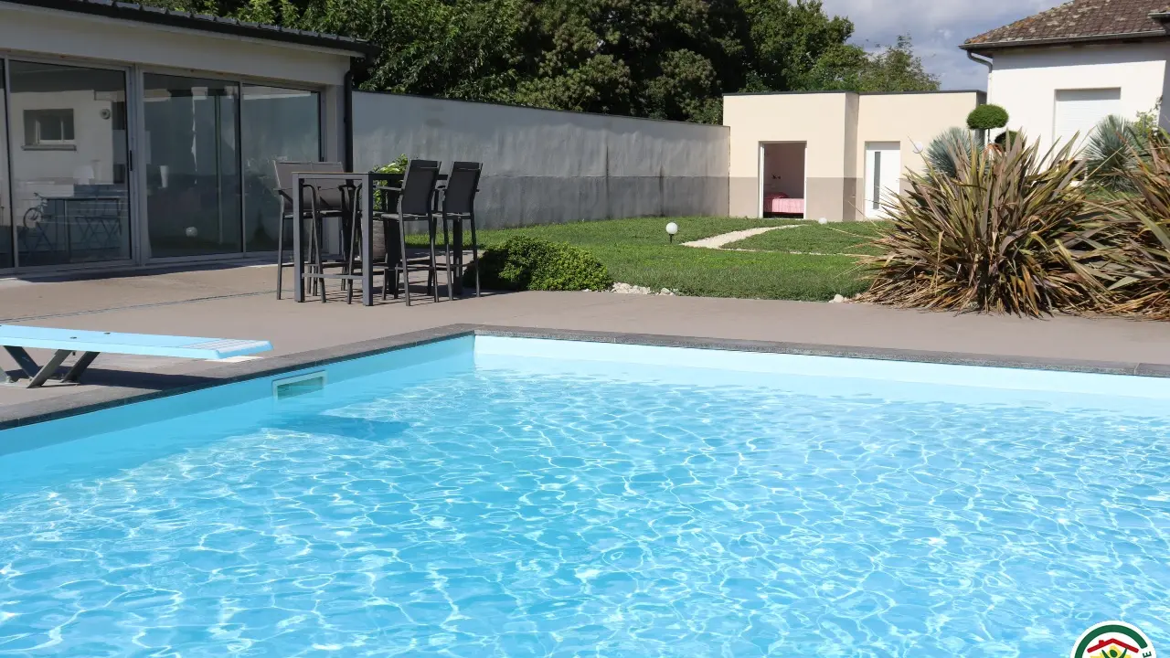 piscine avec plongeoir (dimension 13x6m, profondeur max 2.6m, sécurisée par une alarme, ouverte de mai à septembre