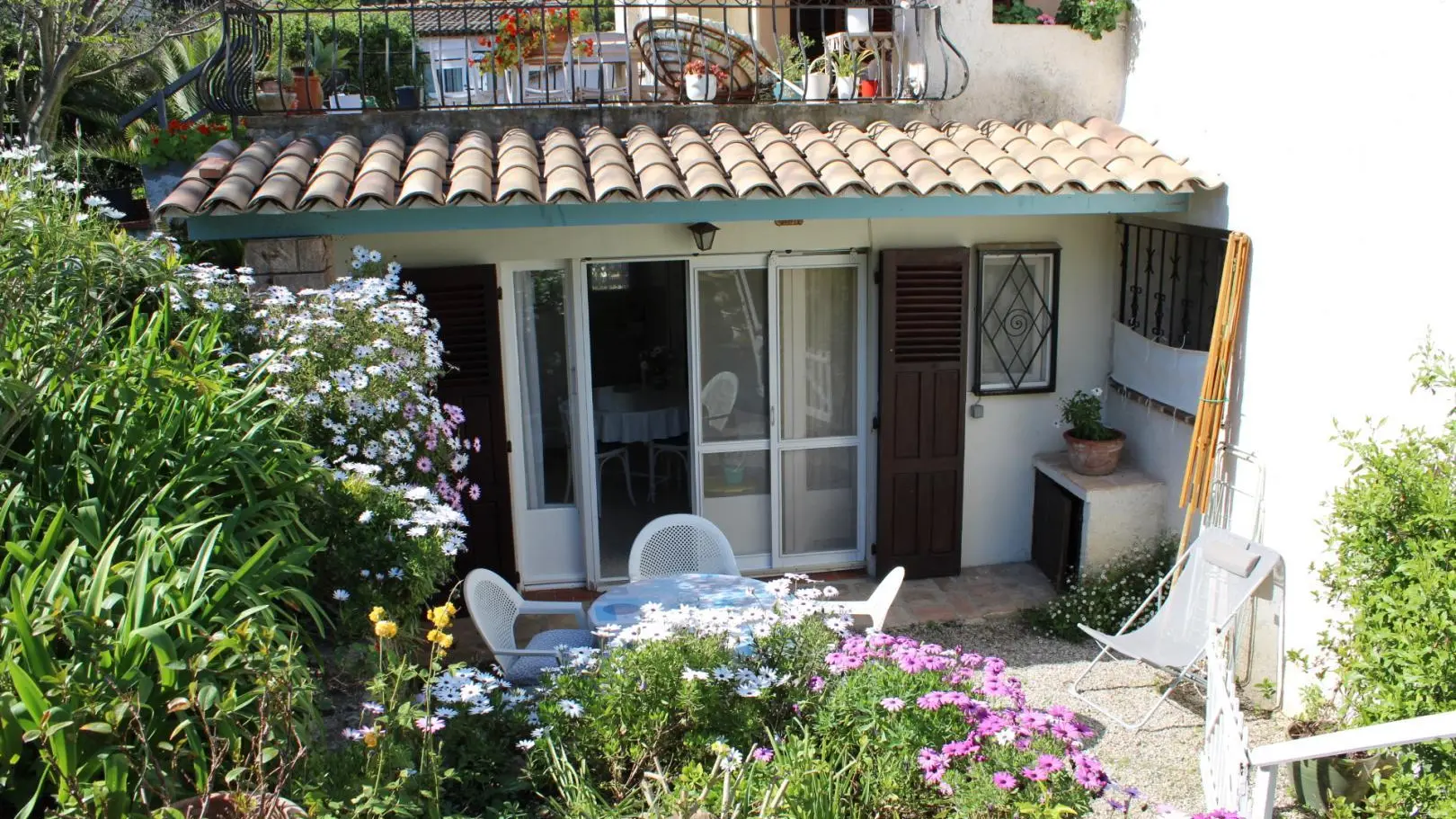 Gîte La Pairoulette - le cerisier - Vue du jardin - Gîtes de France Alpes-Maritimes