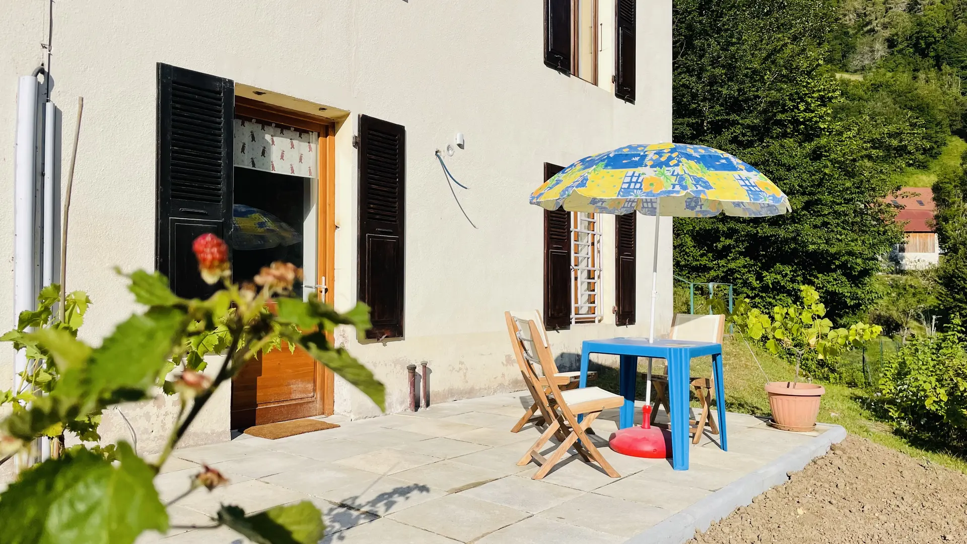 Terrasse et entrée du gîte