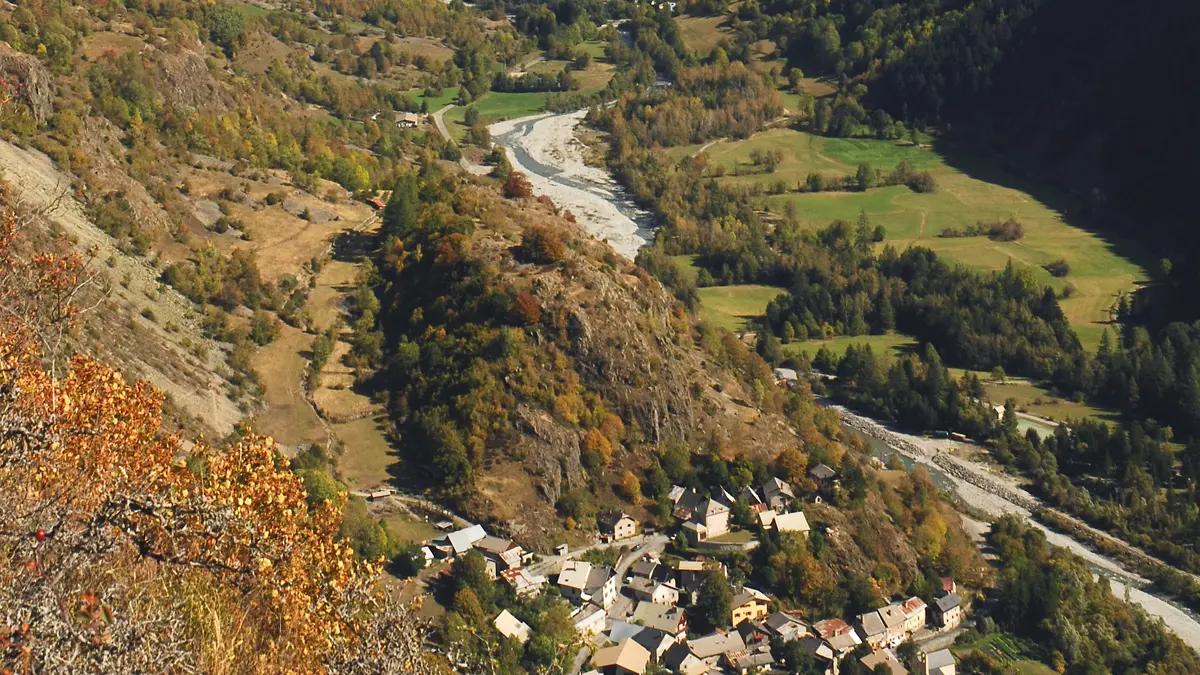 Vue sur Villar Loubière depuis le sentier des Peines