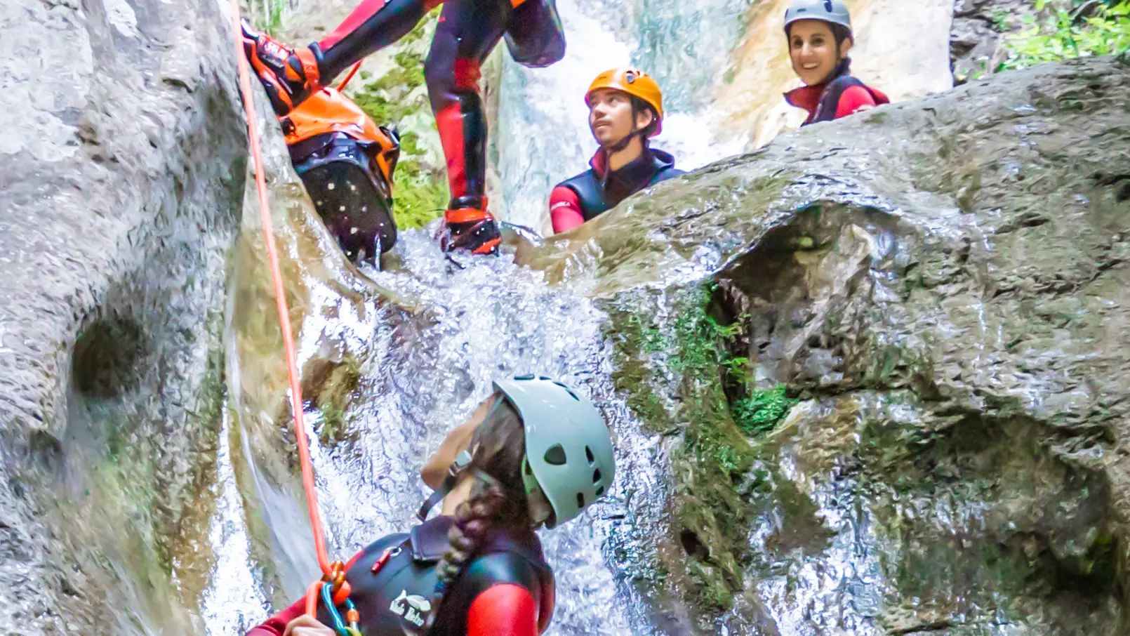 Premier rappel pour Eve dans les gorges du Loup, au dessus de Nice.