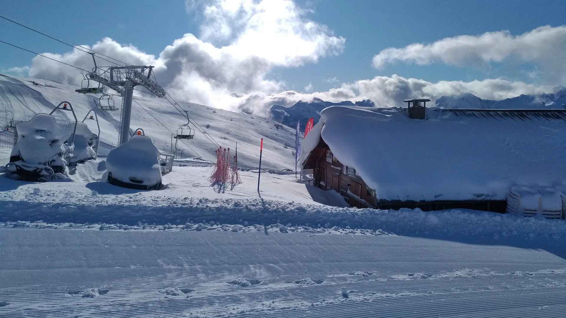 chalet de serre blanc
