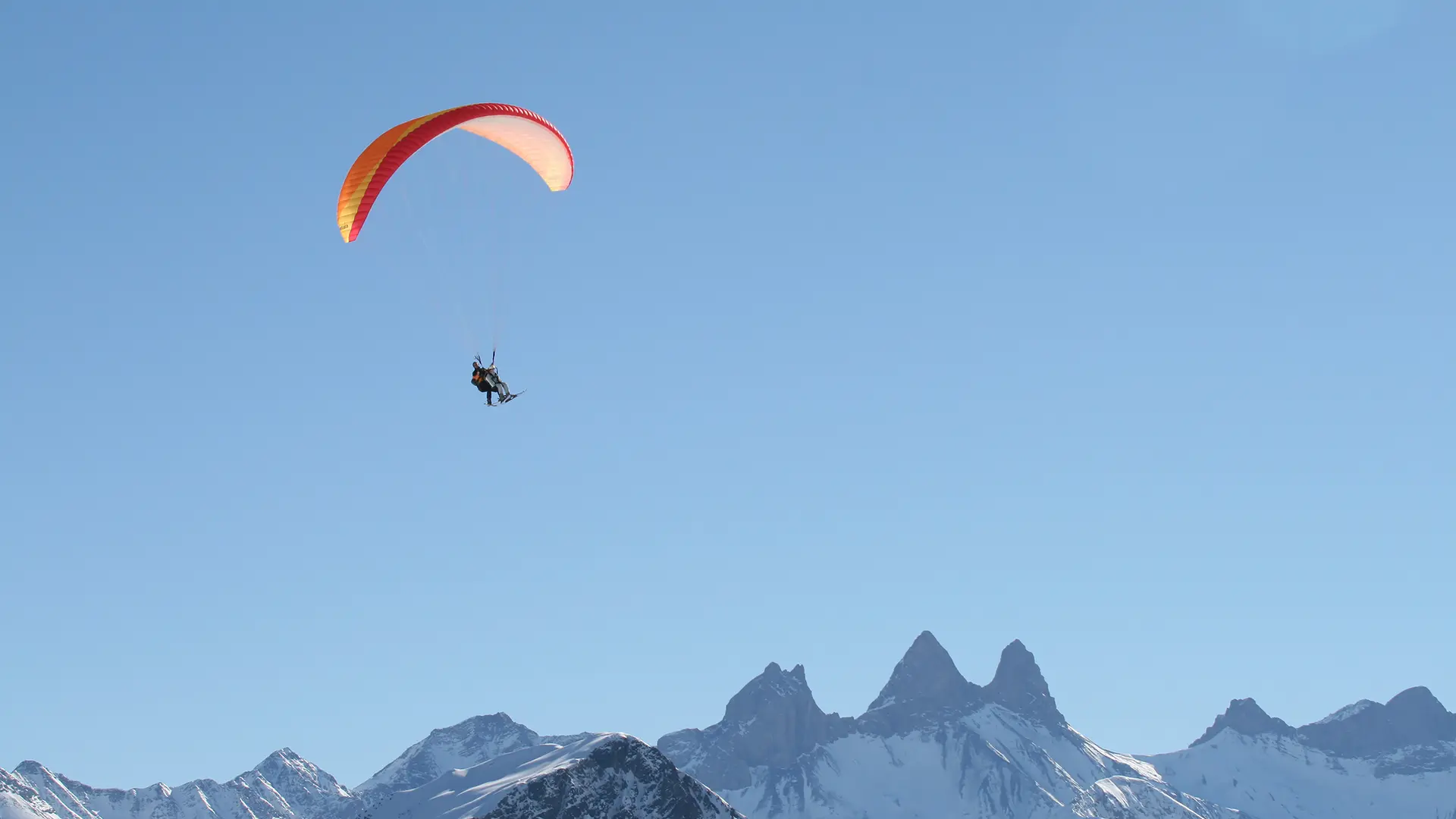 Parapente dans le ciel de @LaToussuire