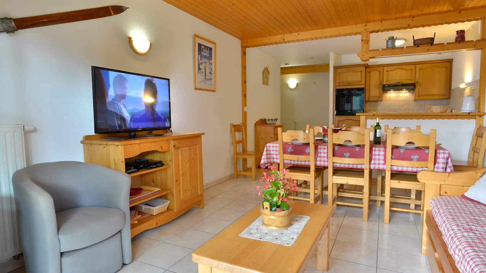 Séjour avec vue salle à manger et cuisine