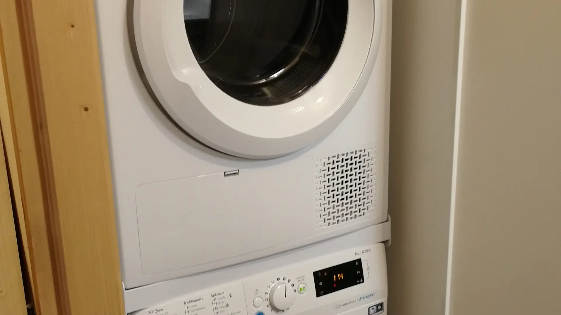 Coin buanderie avec lave-linge et sèche-linge