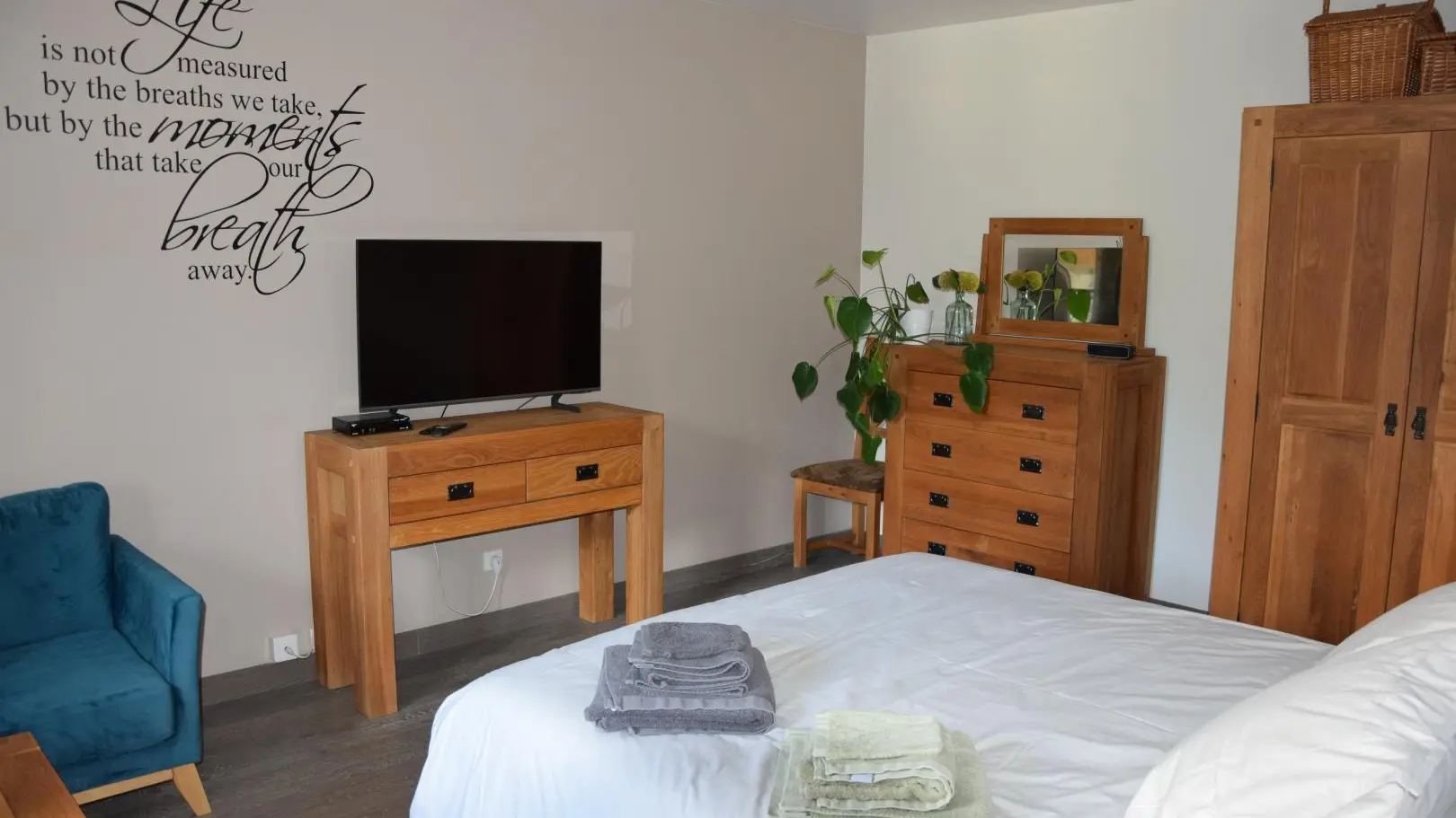 La chambre avec grand lit 160 x 200