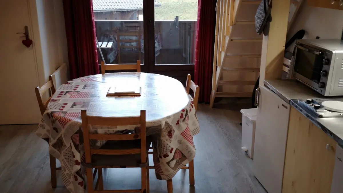 Salle à manger et balcon