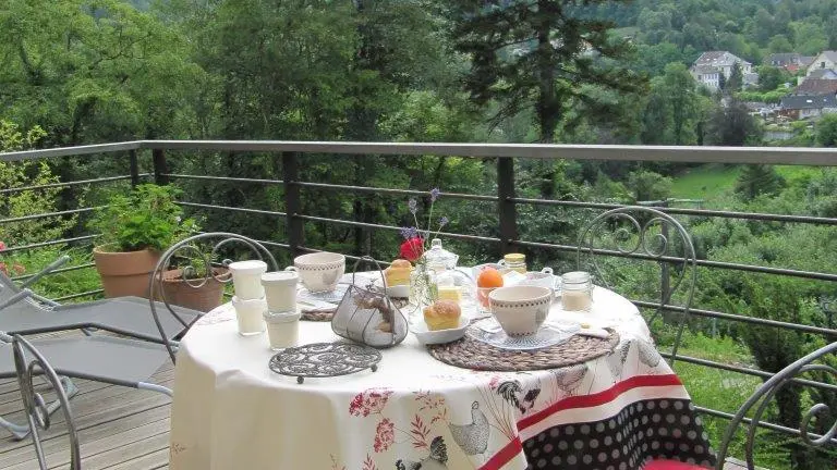 Le Clos des Barricades Petit-déjeuner sur la terrasse