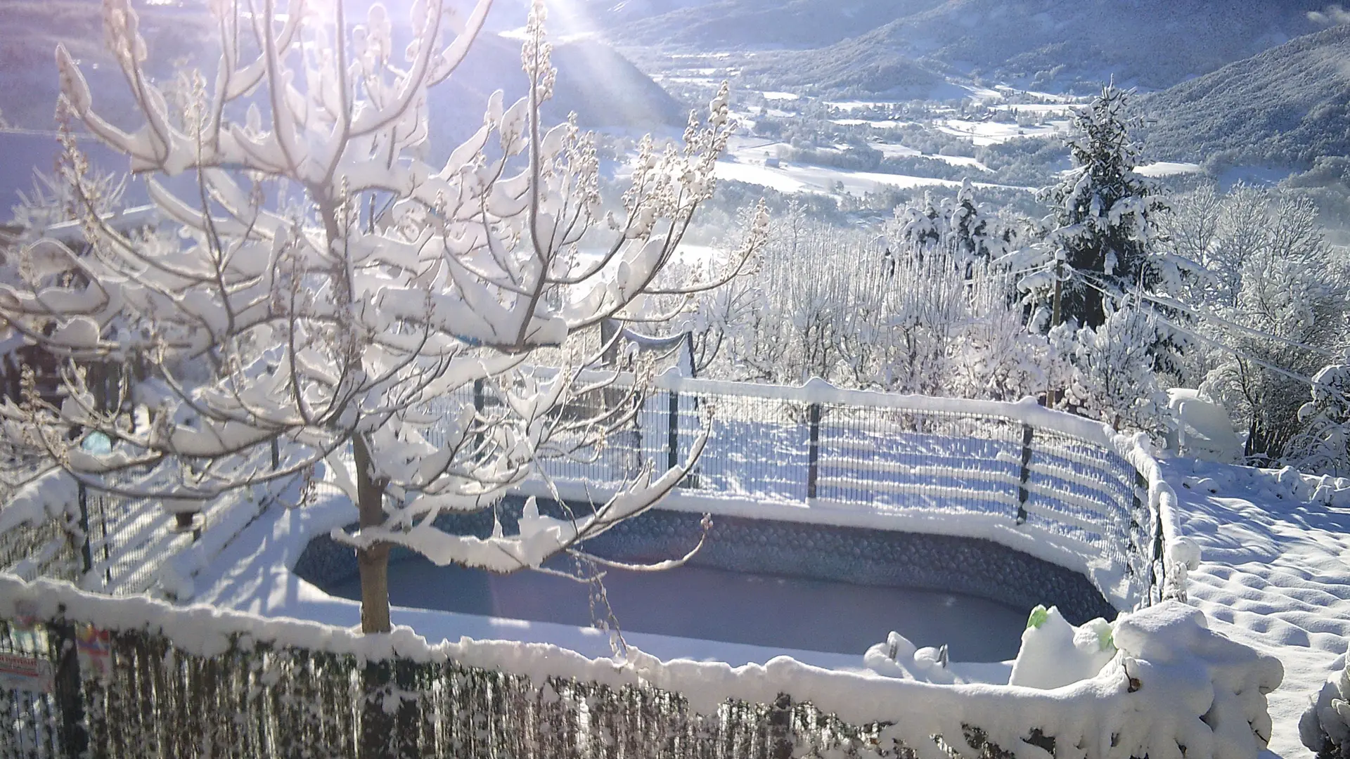 la piscine sous la neige