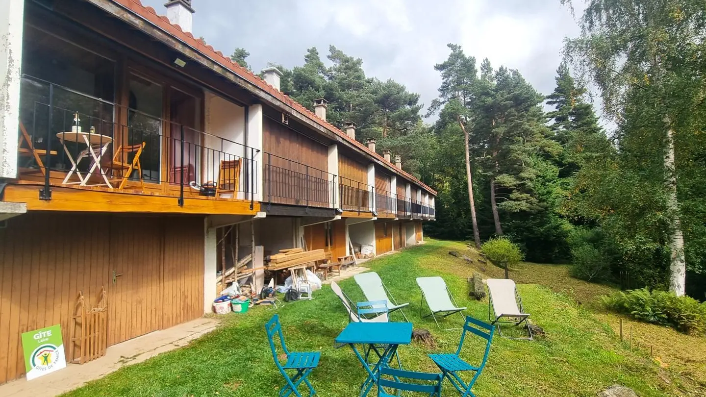 Site au pied de la station de ski de Chalmazel, le triplex ce trouve au n°76.