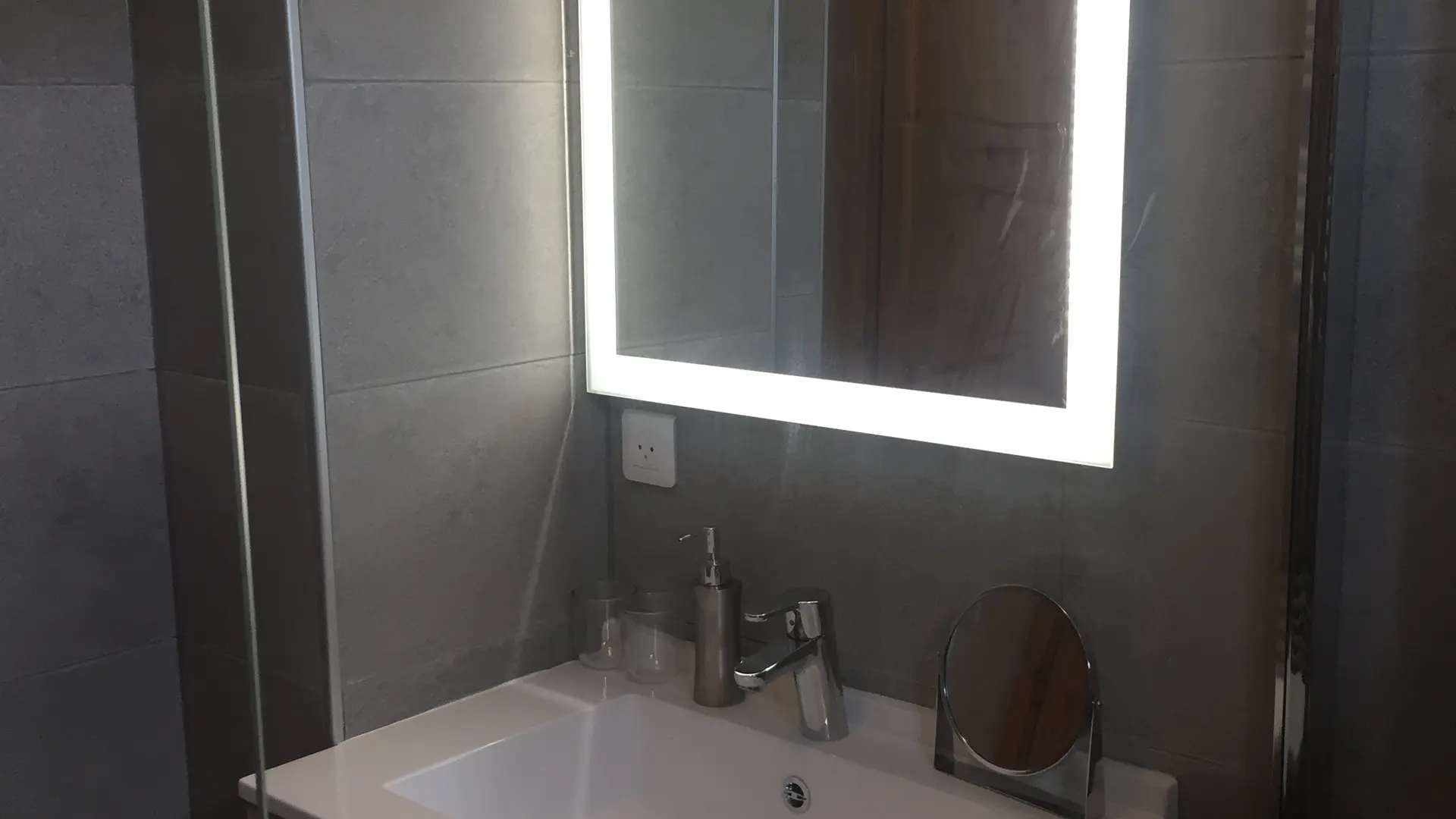 Lavabo avec miroir lumineux