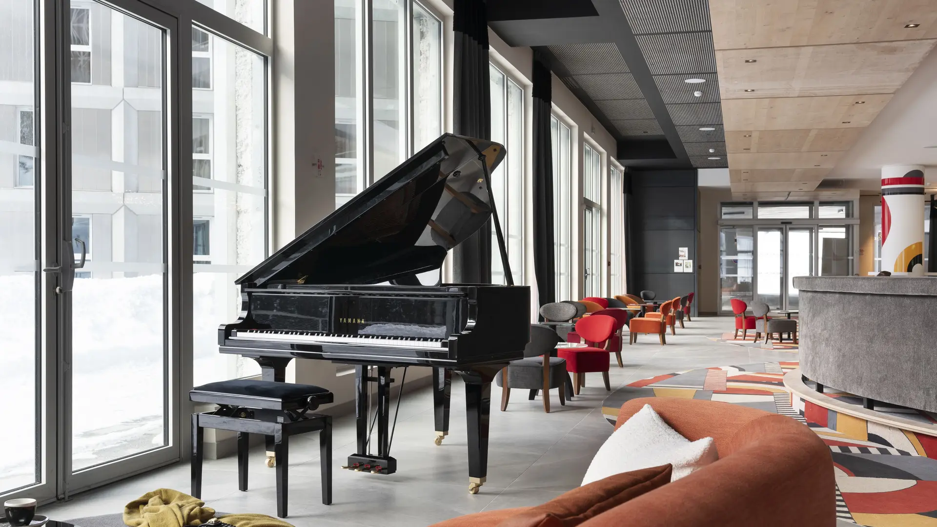 Salon de réception avec piano