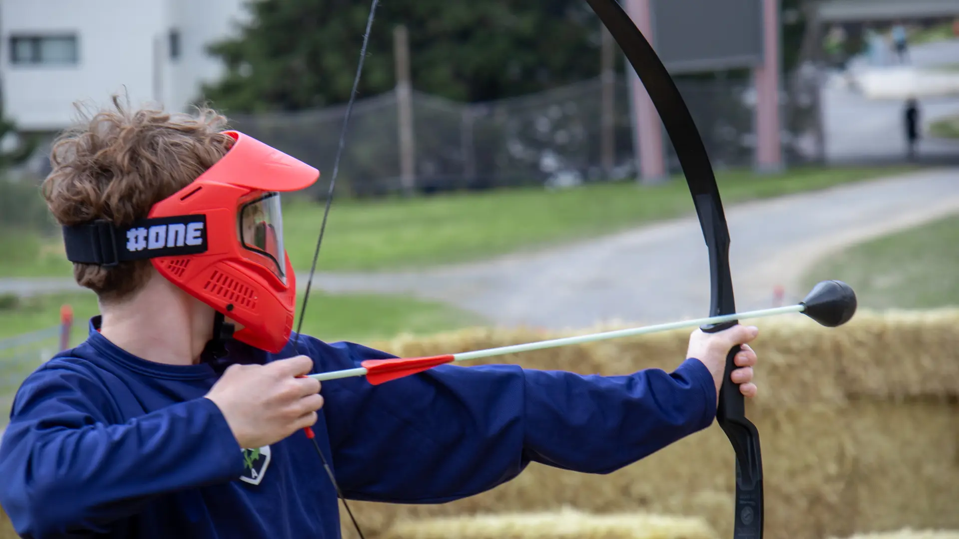 Joueur bandant son arc