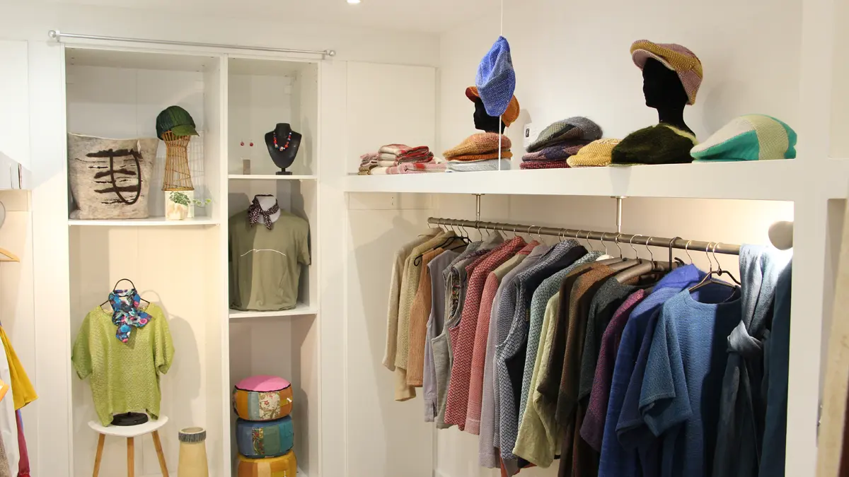 Tisserande sur métier à bras