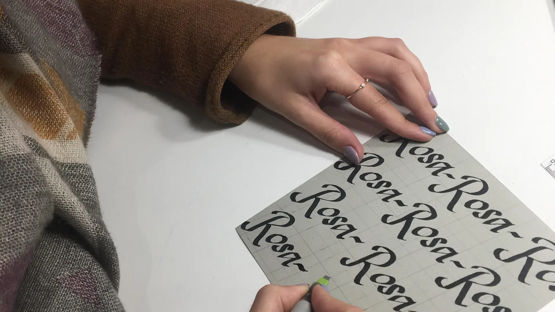 Réalisation en cours de calligraphie