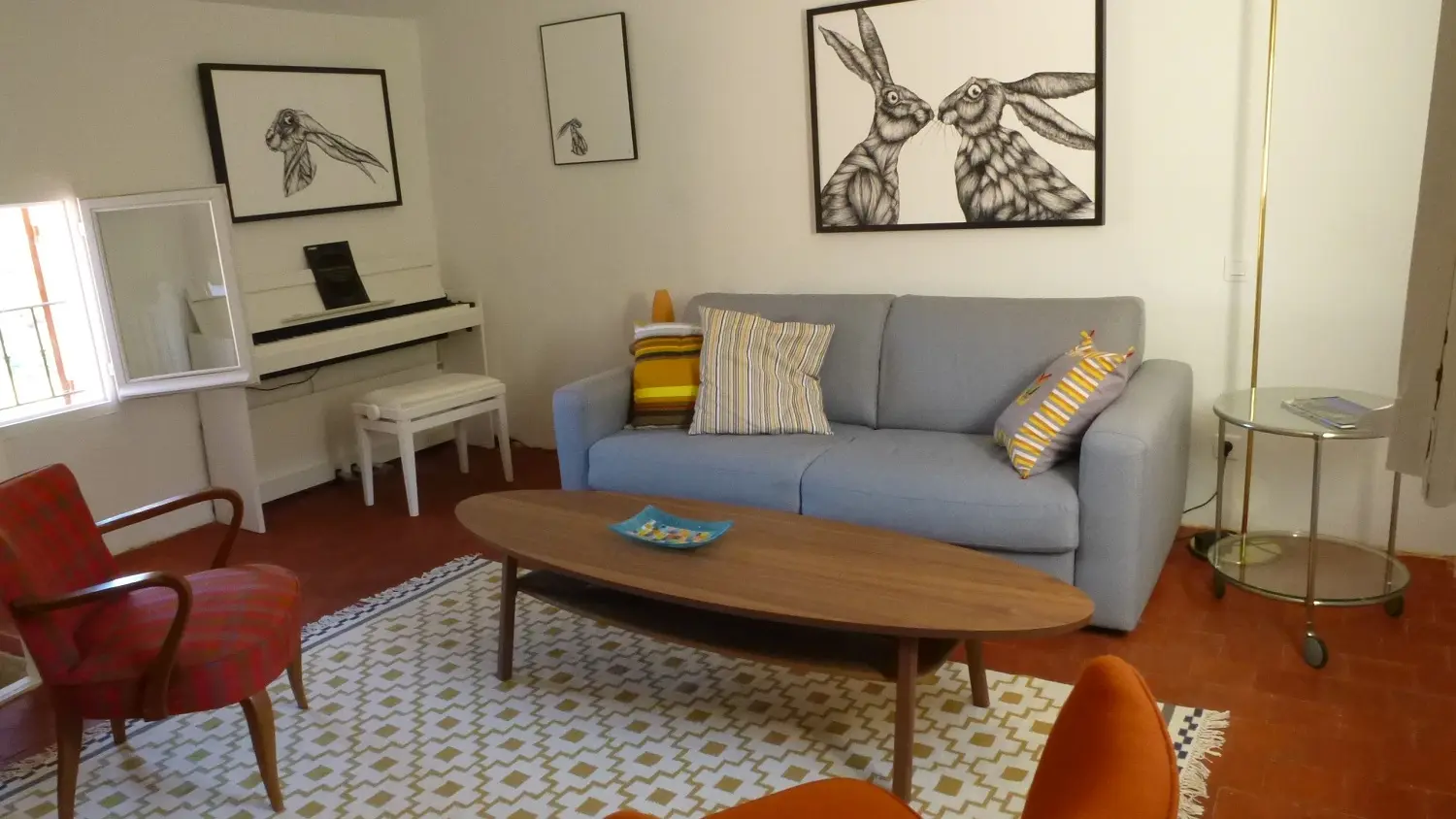 salon canapé et fenêtre sud