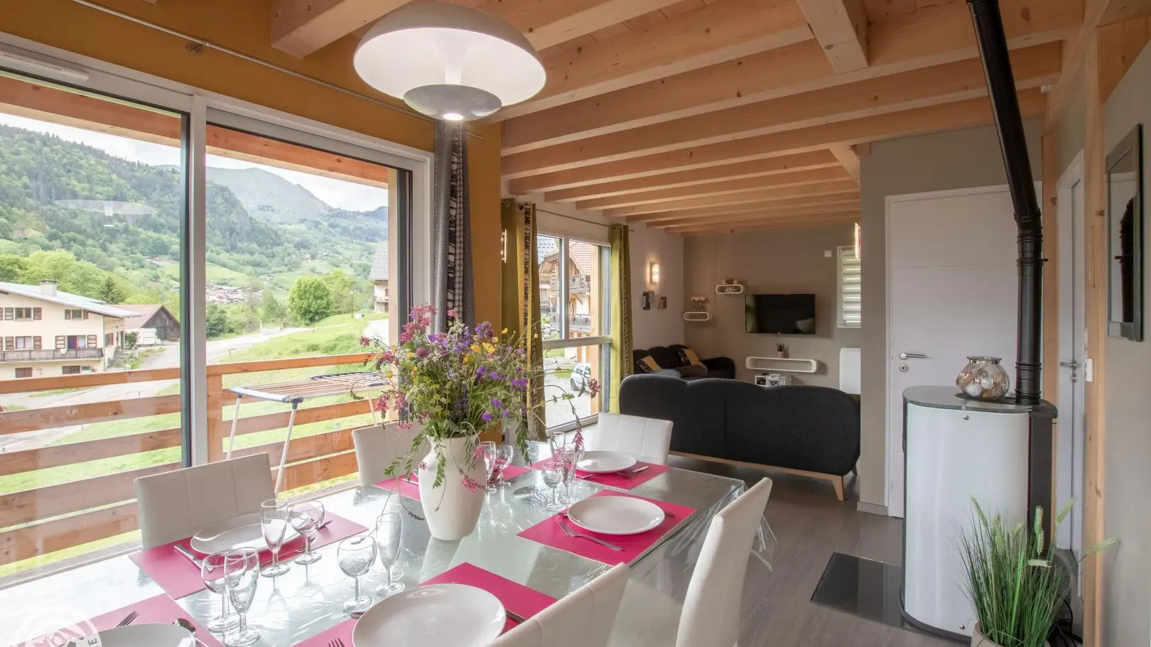 Belle pièce d vie très lumineuse.
Pour information, le poêle à bois présent dans le gîte et sur les photos n'est pas utilisable.