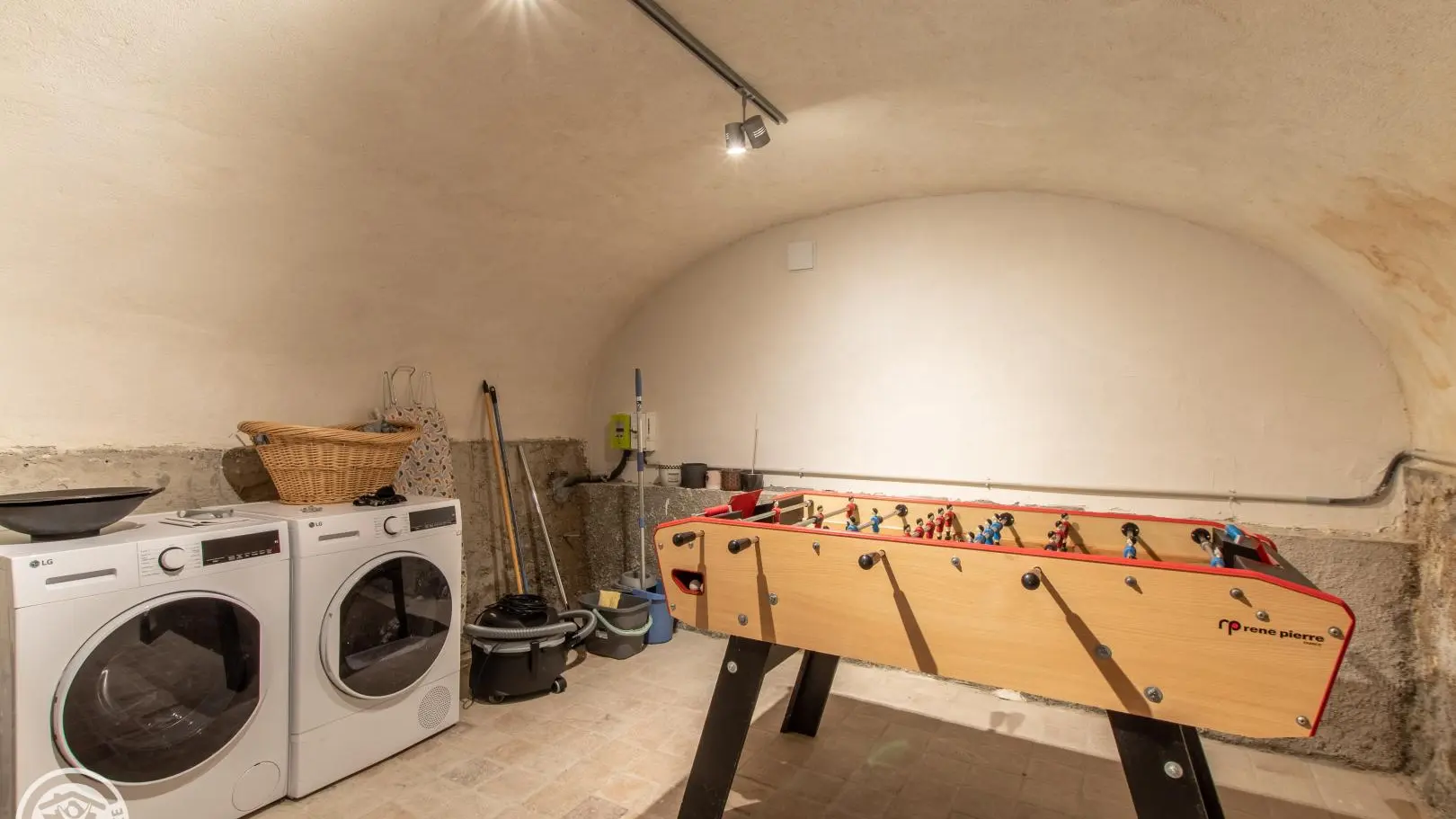 Cave au rdc avec lave-linge, séchoir et babyfoot!
