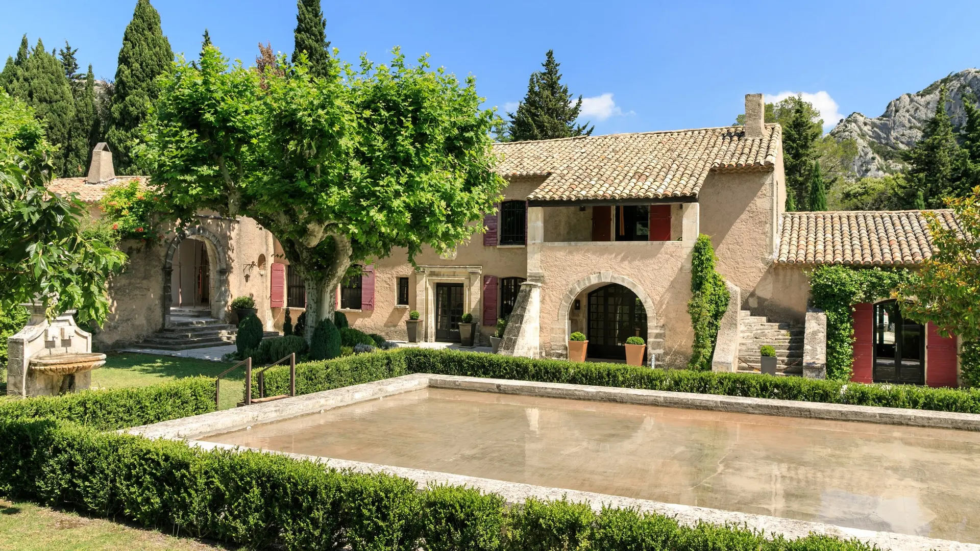 Wine estate Domaine de la Vallongue Eygalières building