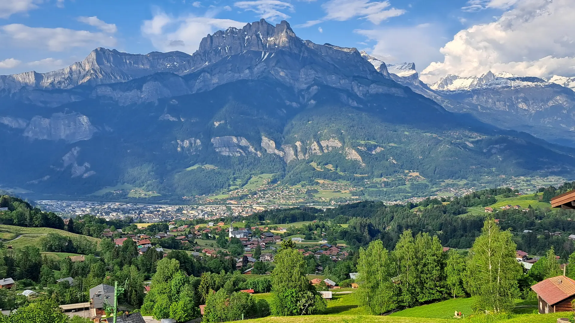 Vue sur le village et les aiguilles de Warens