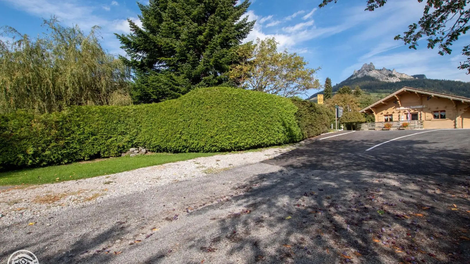 route d'accès au gîte en face à l'Office de Tourisme de Bernex