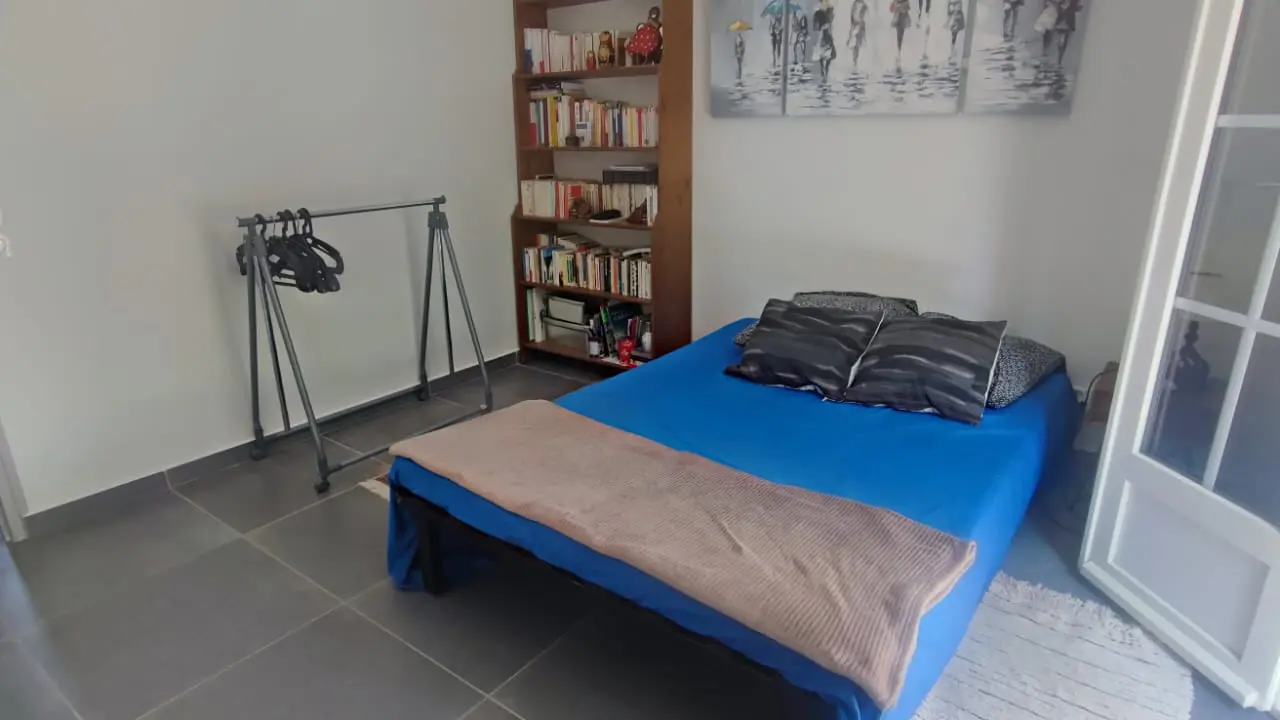 chambre indépendante donnant sur la terrasse