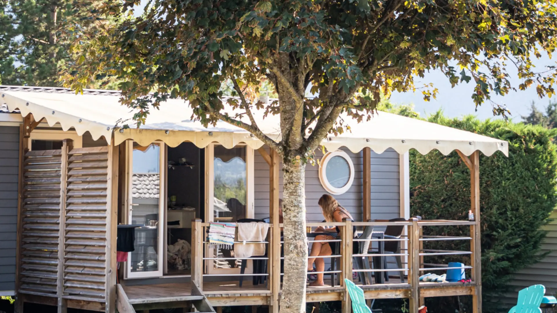 mobilhome avec une femme sur la terrasse