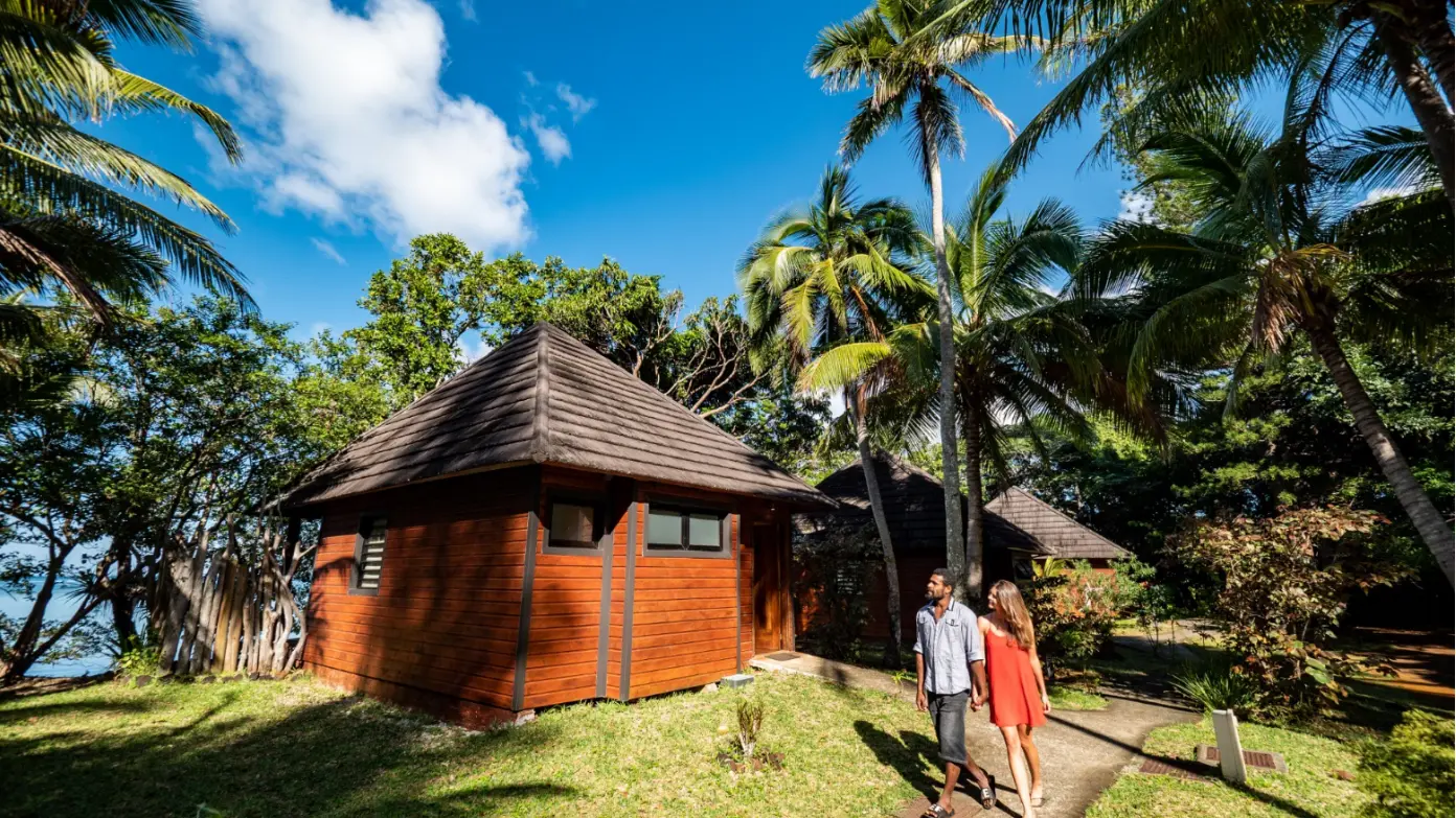 Allée des bungalows tropicaux... s'intégrant parfaitement dans la Nature environnante