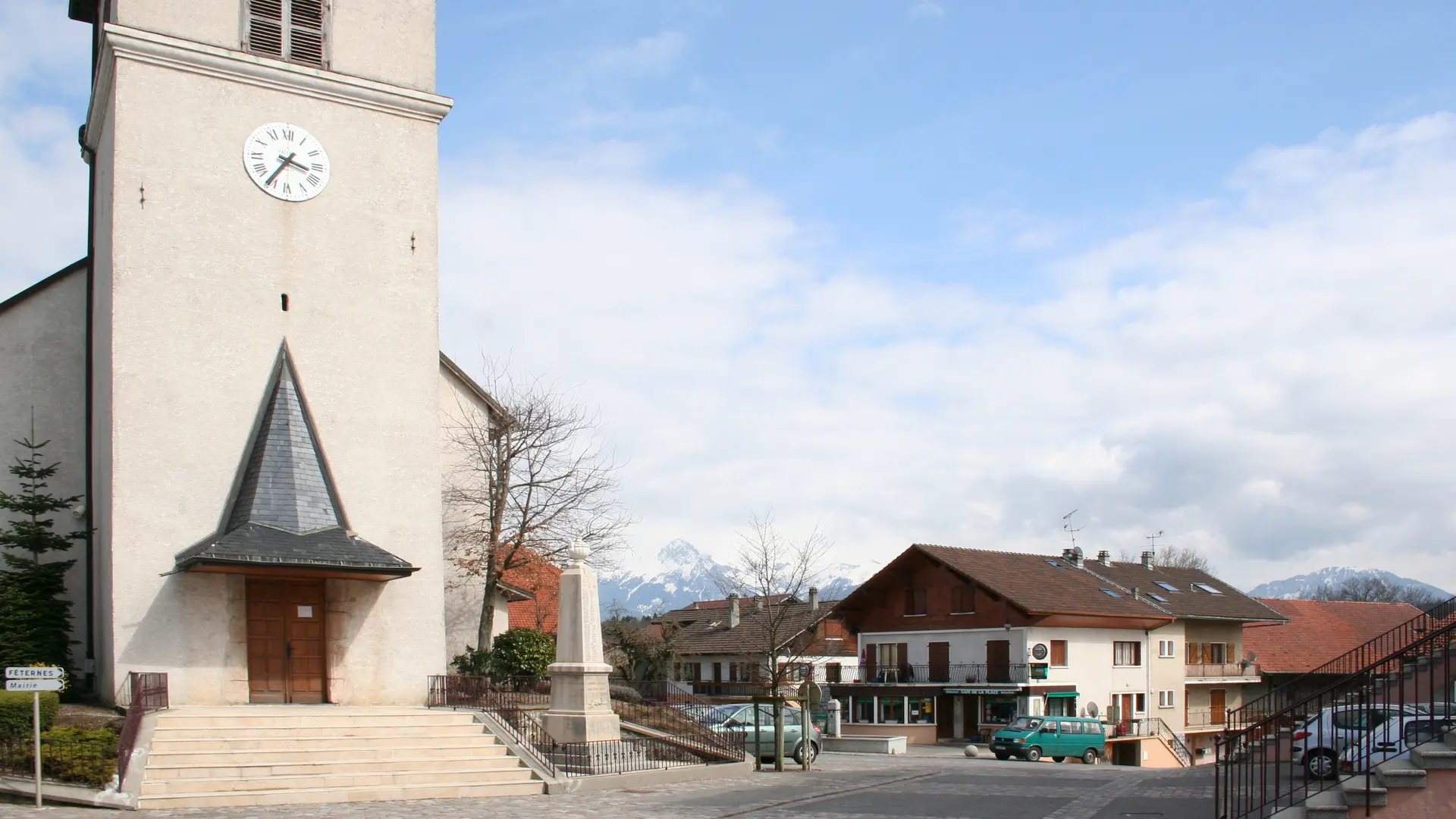 Eglise de Larringes - centre du village