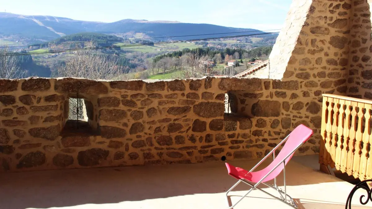 Terrasse extérieure avec vue sur la montagne