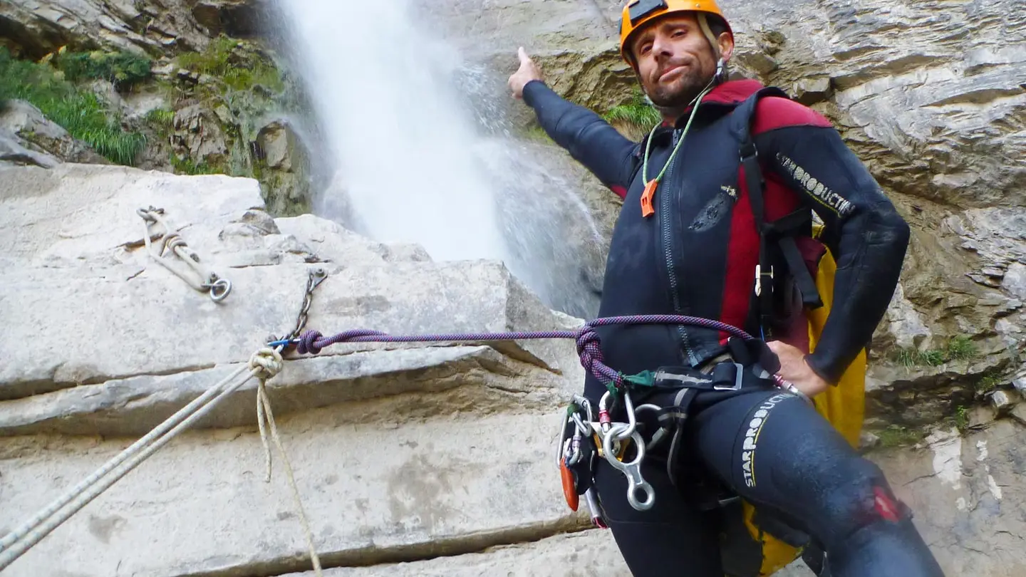 Votre moniteur devant une cascade