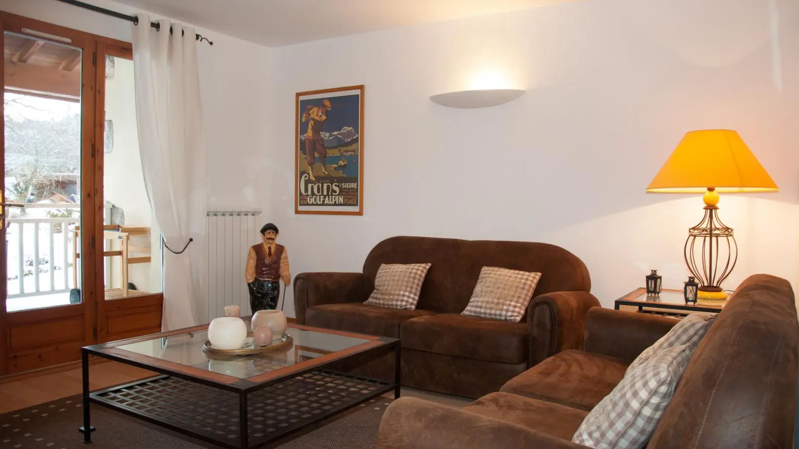 Salon orienté plein sud donnant sur grande terrasse abritée.