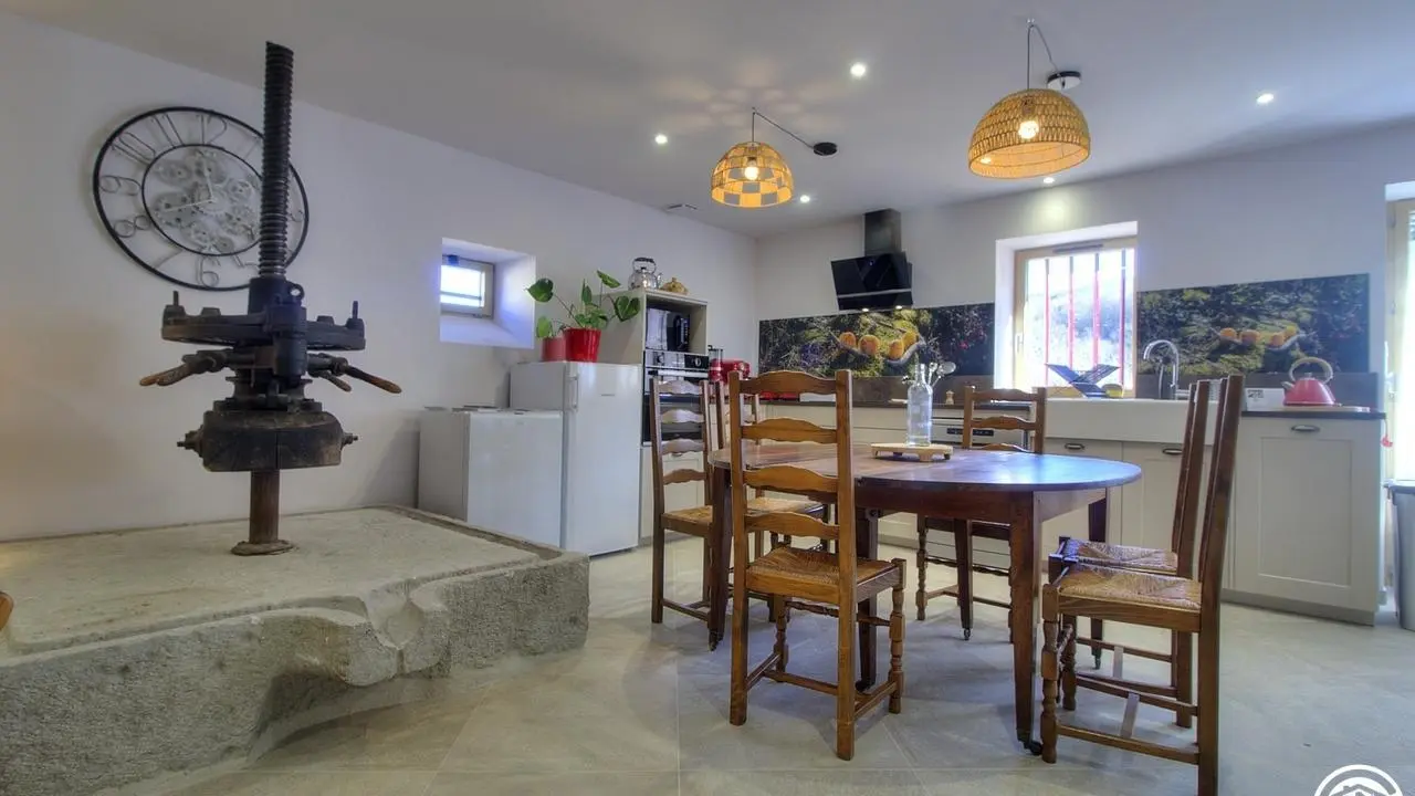 Cuisine avec une table à rallonge pouvant accueillir 12 convives