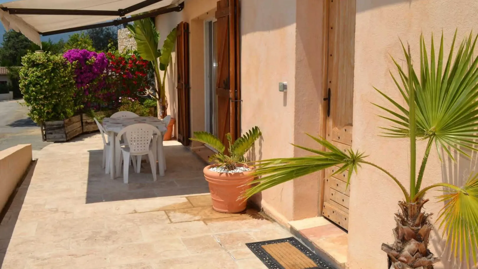 Gîte Petite Maison d'Amis-Entrée et Terrasse-La Gaude-Gîtes de France Alpes-Maritimes