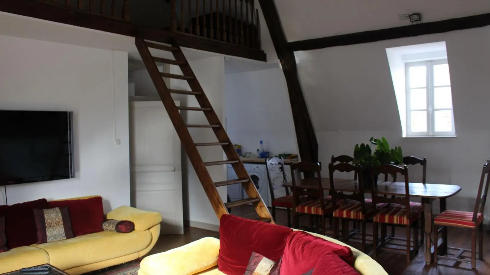 GITE DU CHATEAU DE PEUFEILHOUX VALLON EN SULLY ALLIER AUVERGNE