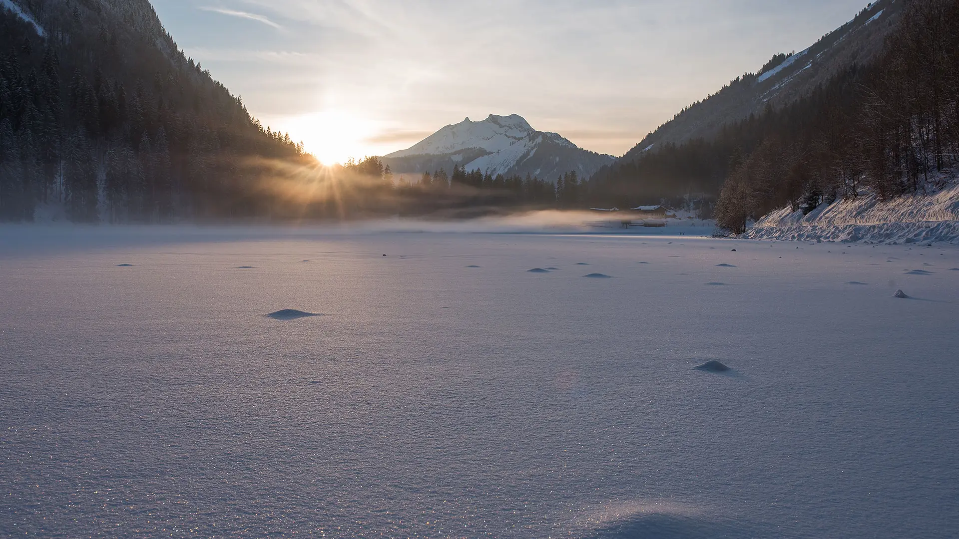 retour du soleil au Lac de Montriond début février
