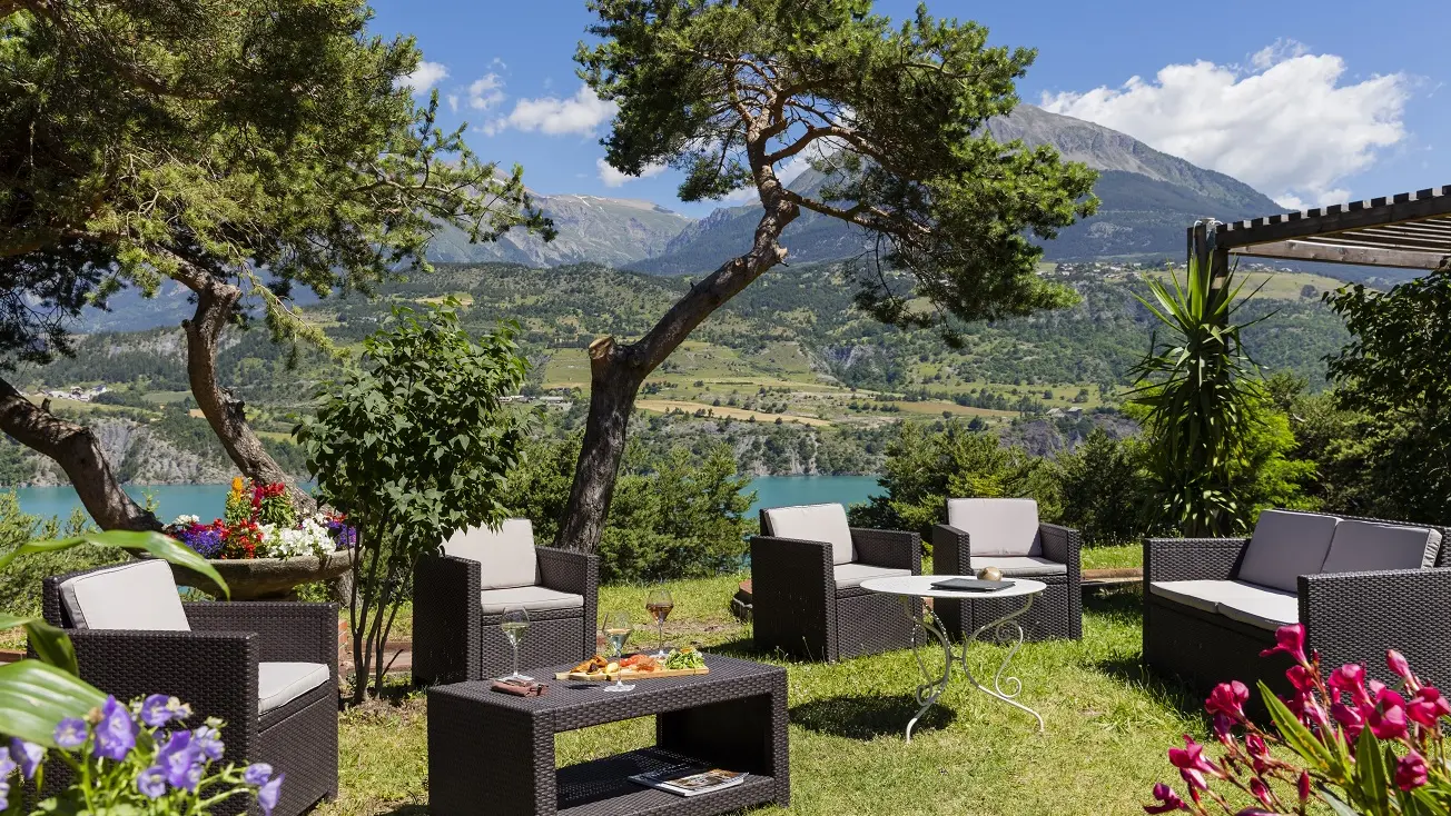Salon de jardin avec vue sur le lac de Serre-Ponçon
